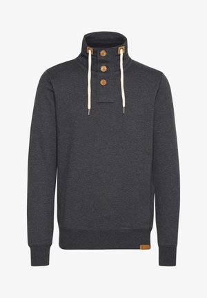 Jersey gris oscuro con cuello alto, que presenta tres botones de madera marrón, cordones crema y un detalle de cuero en el dobladillo.