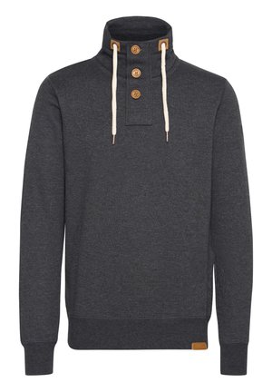 Sudadera de felpa gris oscuro con cuello alto, tres botones de madera y cordones de crema. Presenta puños y dobladillo acanalados.