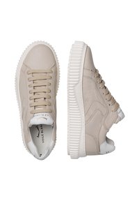 Sneakers in pelle beige con finitura testurizzata, lacci piatti e suola bianca scanalata. Marchio visibile sulla linguetta e all'interno.