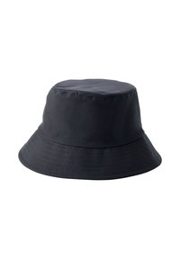Cappello a secchiello nero con la parte superiore rotonda e la visiera larga. Realizzato in materiale liscio e resistente all'acqua con dettagli di cucitura discreti.