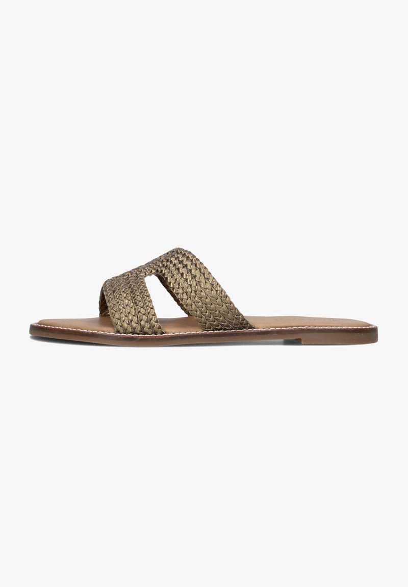 Plat slide sandalen met gevlochten metallic gouden banden, een bruine zool, minimalistisch ontwerp, gladde textuur en gestikte randen.