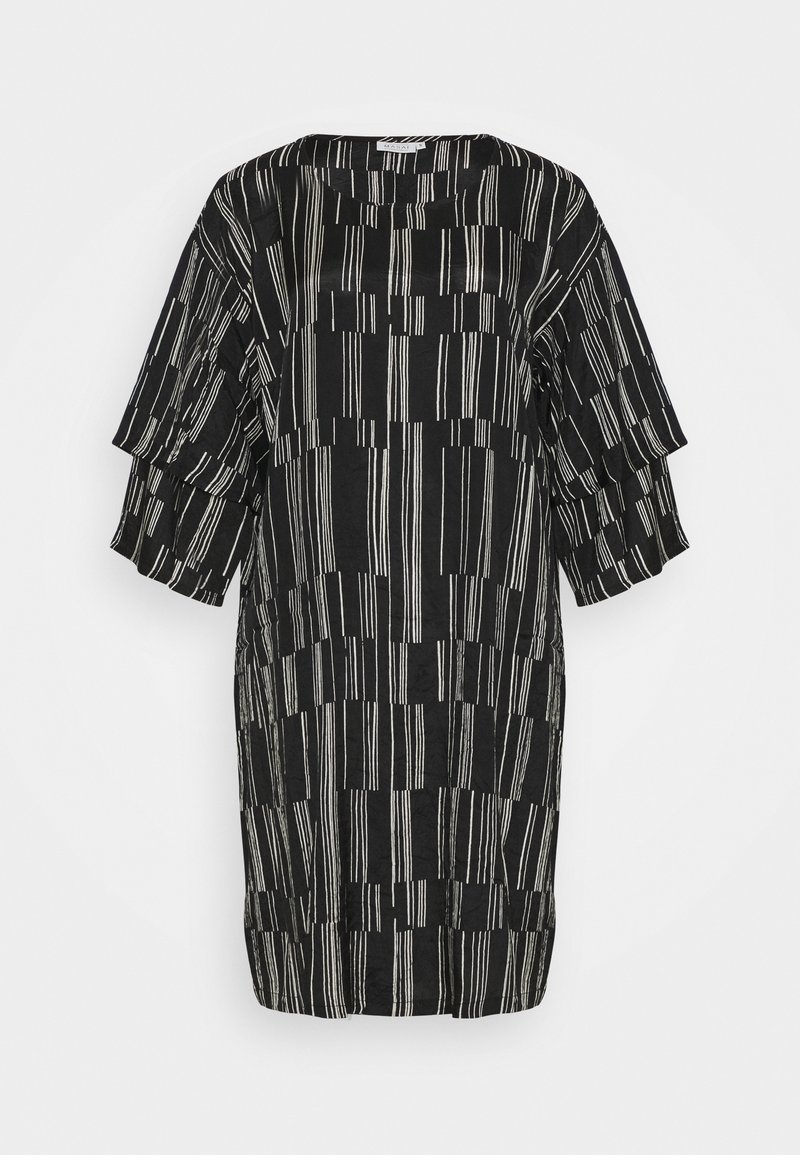 Czarna sukienka o luźnym kroju, z warstwowymi krótkimi rękawami i geometrycznym wzorem pionowych białych pasków na teksturowanej tkaninie.