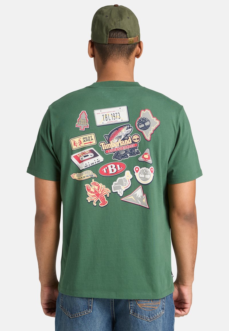Timberland MAGNET BACK GRAPHIC TEE - Triko s potiskem - dark green