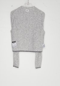 Grauer, gestrickter, kurz geschnittener Pullover mit strukturiertem Design, geripptem Saum und offenen Ärmeln. Etiketten auf der Rückseite sichtbar. Ohne Knöpfe oder Verschlüsse.