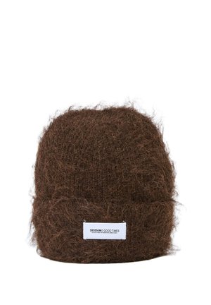 Brun fluffy strikket beanie med en hvid rektangulær label med teksten "DROENIM GOOD TIMES" på midten foran.