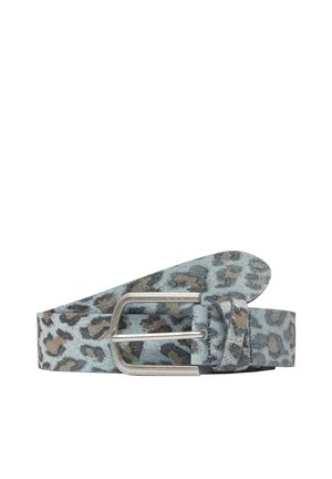 Kožený opasek s leopardím potiskem, stříbrná kovová obdélníková spona, zakulacený konec a šité detaily na bílém pozadí.