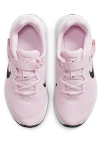 Jasnoróżowe buty sportowe z siateczkową cholewką, czarnymi akcentami i regulowanym paskiem. Okrągły czubek, biała podeszwa, teksturowana powierzchnia dla lepszej przyczepności.
