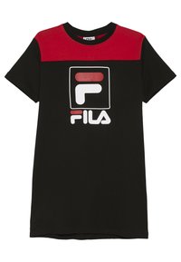 Czarna koszulka z czerwonymi ramionami i dużym białym logo FILA w prostokątnym obramowaniu; wykonana z miękkiego materiału bawełnianego.