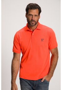 Polo shirt orange vif à manches courtes, fabriqué en tissu lisse. Présente un col et un logo marine sur la poitrine gauche.