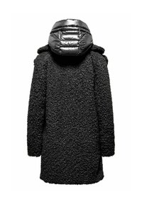 Zwarte wollen jas met een gestructureerde boucle-afwerking, voorzien van een pufferkap en schouderaccenten. Achteraanzicht dat de algehele vorm en het ontwerp toont.