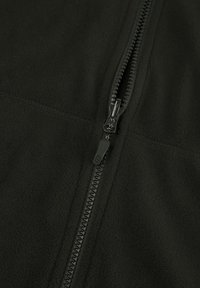 Svart fleece-jakke med glidelås og glatt tekstur, med hel lengde glidelås og flat søm-design. Glidelåsen har en matt svart finish.