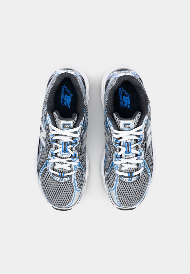 Grijze sportschoenen van mesh-materiaal, met blauwe accenten, witte veters en een gestructureerde zool, voorzien van een gevoerd kraag voor extra comfort.
