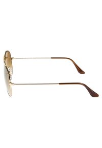 Ochelari de soare cu ramă aurie și lentile nuanțate de maron, cu brațe subțiri din metal și vârfuri de temple din plastic maron. Au un design rotund cu pernițe pentru nas ajustabile.