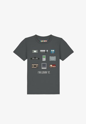 Donkergrijs T-shirt met illustraties van vintage spelconsoles, een floppy disk en de tekst "I'M LOVIN' IT."