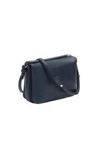 Borsa a tracolla in pelle blu navy con tracolla regolabile e cerniera argentata, vista da un angolo laterale su sfondo bianco.
