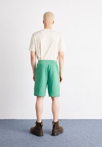 adidas Originals ESSENTIAL - Treniņtērpa apakšdaļas - preloved green