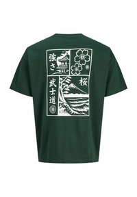 Σκούρο πράσινο T-shirt με λευκό γραφικό σε ιαπωνικό στυλ που δείχνει ναό, άνθη κερασιάς, βουνό, κύματα και ιαπωνικούς χαρακτήρες στο πίσω μέρος.