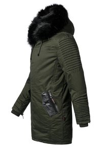 Olivgrön parka-jacka med huva i konstpäls, ribbade axeldetaljer och en ficka med dragkedja på vänster sida. Strukturerad tygfinish.