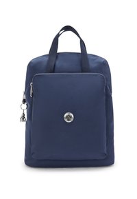 Mochila azul marino hecha de un tejido suave, con un bolsillo delantero con cremallera, asas superiores dobles y un emblema redondo con un charm plateado.
