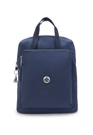 Zaino blu navy realizzato in tessuto liscio, con una tasca frontale con zip, doppi manici superiori e un emblema rotondo con un charm in argento.