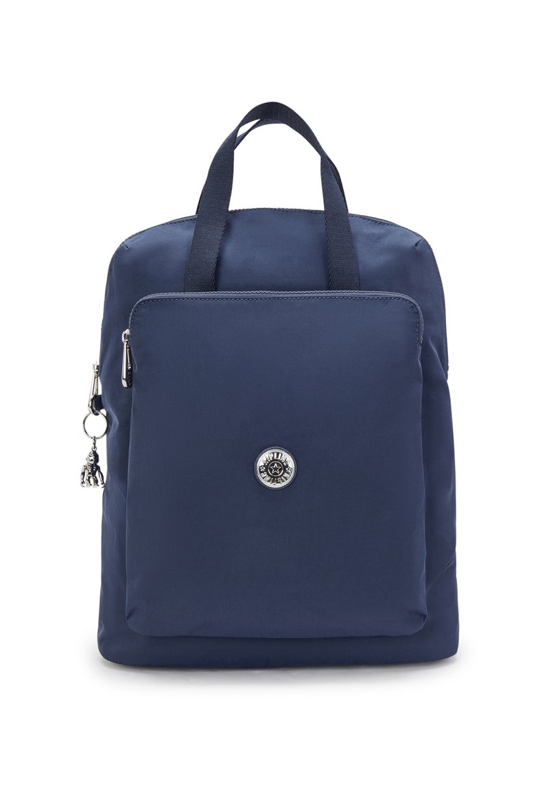 Mochila azul marino hecha de un tejido suave, con un bolsillo delantero con cremallera, asas superiores dobles y un emblema redondo con un charm plateado.