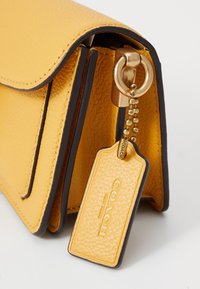 COACH TABBY SHOULDER BAG 20 - Kabelka - mustard yellow