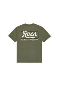 Olivegrünes Baumwoll-T-Shirt mit einem großen weißen Grafikdesign, das das Wort "Rush" und die Phrase "The Balance Of Opposites" in einem rechteckigen Rahmen zeigt.