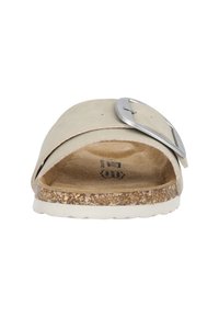 Beige Riemchensandale zum Hineinschlüpfen mit breitem Lederband, silberner Metallschnalle, Korkfußbett und weißer Gummisohle. Flaches Design für die Freizeit.