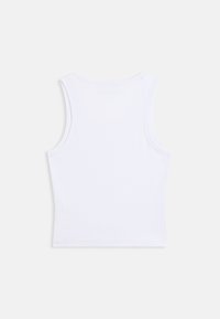 Λευκό αμάνικο ριμπ τοπ, εμφανίζεται από πίσω σε απλό ανοιχτό φόντο.