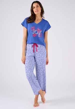 Blauwe katoenen V-hals shirt met rode "JOY" tekst, gecombineerd met witte en blauwe gestreepte pyjamabroek met een trekkoord in de taille.