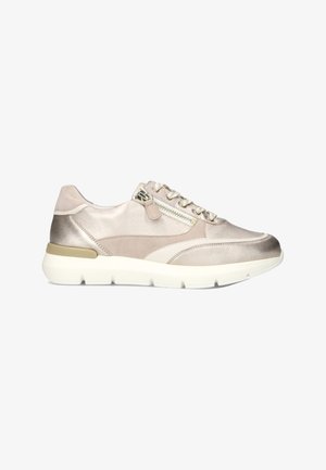 Metallisch beige sneaker met vetersluiting en rits. Gladde textuur, gewatteerde kraag en contrasterende witte zool. Subtiele ontwerpelementen.