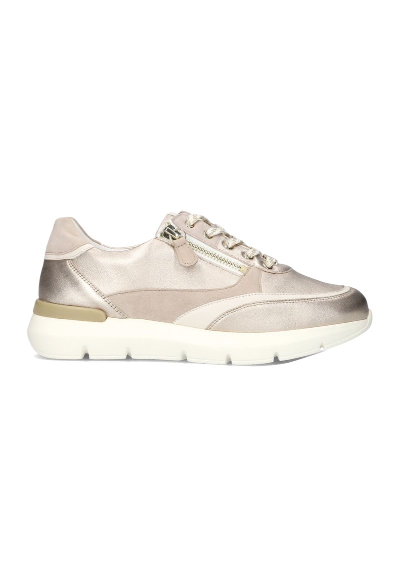 Metallisch beige sneaker met vetersluiting en rits. Gladde textuur, gewatteerde kraag en contrasterende witte zool. Subtiele ontwerpelementen.