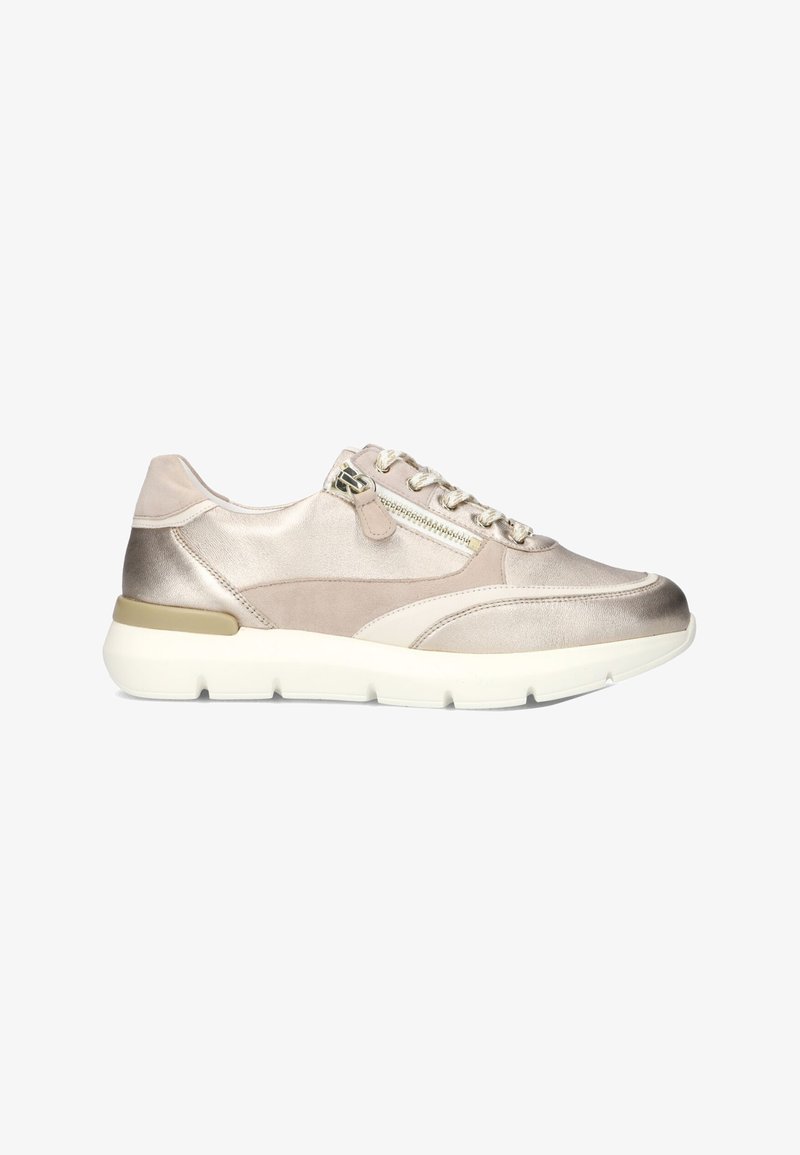 Metallisch beige sneaker met vetersluiting en rits. Gladde textuur, gewatteerde kraag en contrasterende witte zool. Subtiele ontwerpelementen.