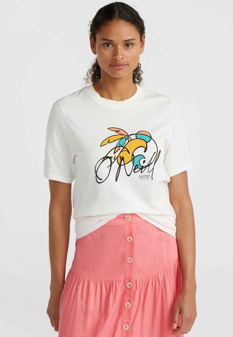 Hvid T-shirt med farverigt grafisk design, der viser former i gul, orange og blå. Sammen med en pink knap-front nederdel.