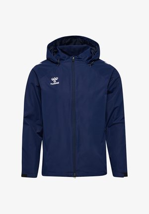 Marineblauer wasserdichter Jacke mit Reißverschluss vorne, verstellbarer Kapuze und elastischen Bündchen. Mit einem weißen Logo auf der Brust und leichter Material.