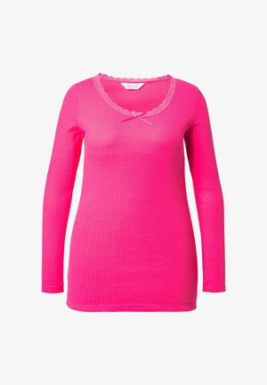 Maglietta a manica lunga aderente in tessuto a coste di un vivace rosa. Caratterizzata da un collo scallop e un piccolo accentuato a fiocco sul petto.