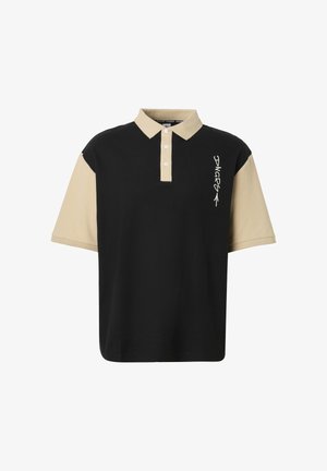 Černé polo tričko s béžovými krátkými rukávy a límečkem, tříknoflíková léga a bílý vertikální grafický text na levé straně hrudi.