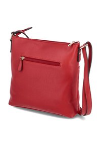 Rote Leder-Schultertasche mit strukturiertem Oberflächendesign, ausgestattet mit einer vorderen Reißverschlusstasche, verstellbarem Tragegurt und Details aus silberfarbener Hardware.