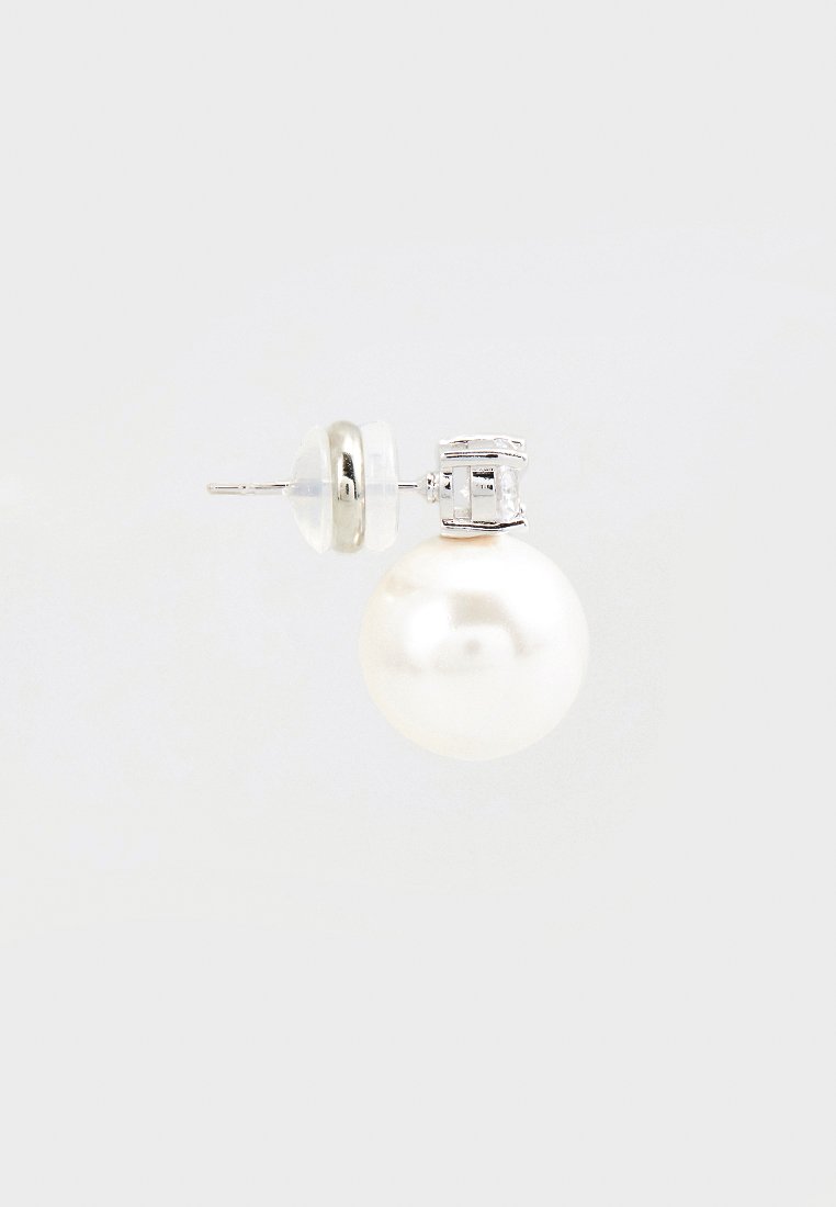 Orecchini a perla con una perla bianca rotonda e lucida, supporto in argento e retro trasparente. Design semplice con una texture classica e liscia.