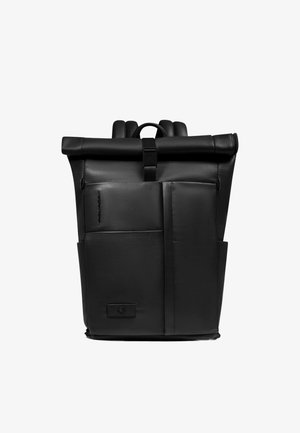 Mochila de cuero negro con cierre enrollable, correas ajustables, bolsillos delanteros y textura suave. Presenta elementos de diseño minimalista.