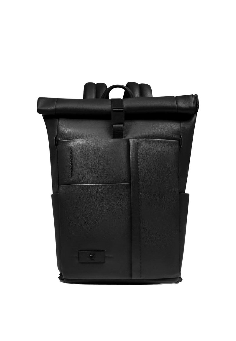 Zwarte leren rugzak met een rolzoomsluiting, verstelbare banden, voorzakken en een gladde textuur. Heeft minimalistische designelementen.