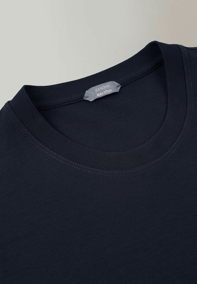 Navyblaue Baumwoll-T-Shirt mit Rundhalsausschnitt. Verfügt über einen genähten Saum und ein Etikett mit der Aufschrift "Zanone ice.cotton" am Kragen. Glatte Textur.