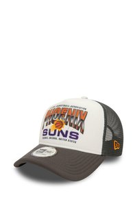 Phoenix Suns Cap mit einer weißen Vorderseite, grauem Netzrücken und brauem Schirm. Verfügt über ein auffälliges orangenes und lila Teamlogo sowie Text. Verstellbare Passform.