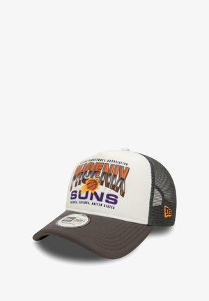 Phoenix Suns Cap mit einer weißen Vorderseite, grauem Netzrücken und brauem Schirm. Verfügt über ein auffälliges orangenes und lila Teamlogo sowie Text. Verstellbare Passform.