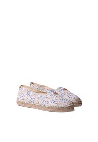 Kvetinové plátenné espadrilky so svetlomodrým pozadím, viacfarebnými vzormi kvetov a opletenými jútovými podrážkami.