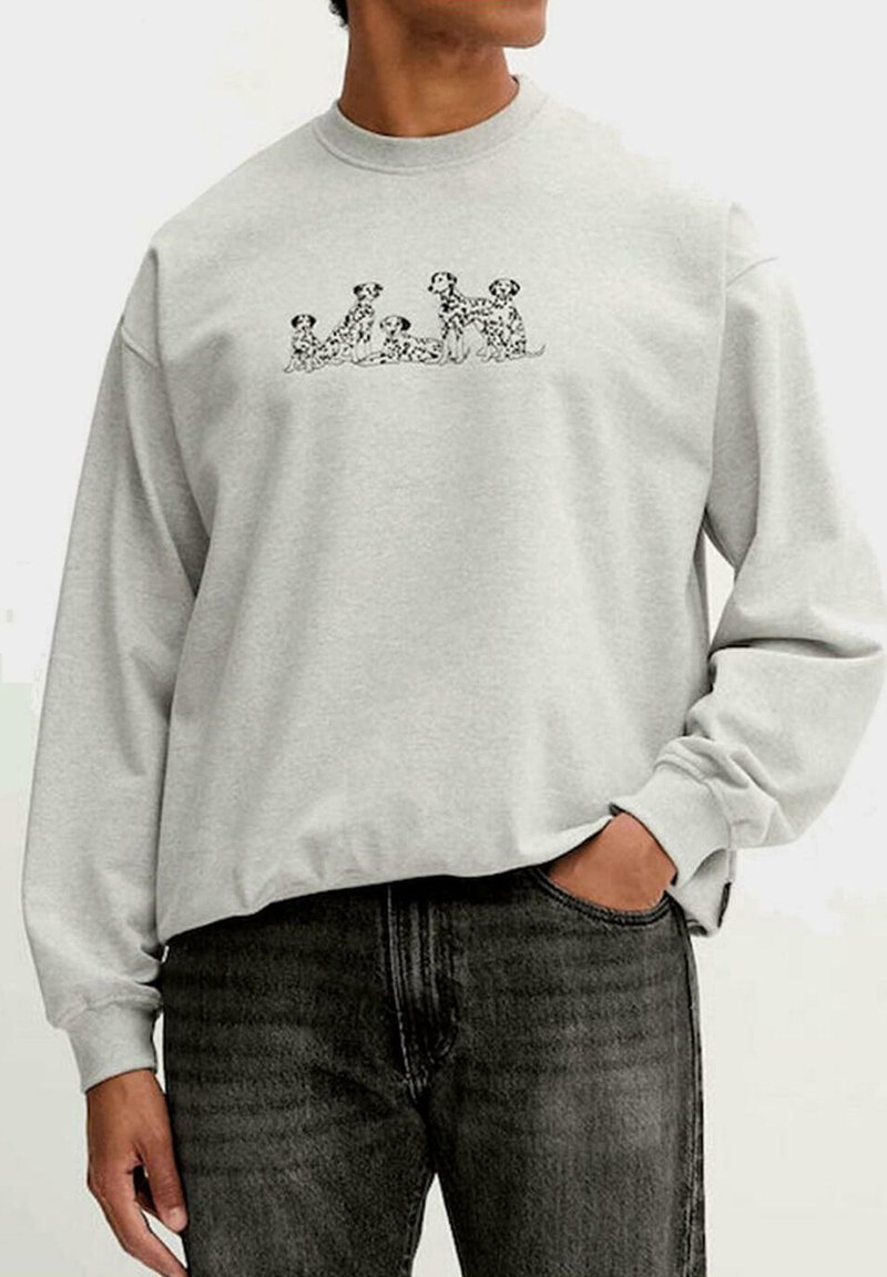 Sudadera gris claro con cuello redondo, con un dibujo de un perro de dibujos animados en negro en la parte delantera. Hecha de una tela suave y con mangas largas.