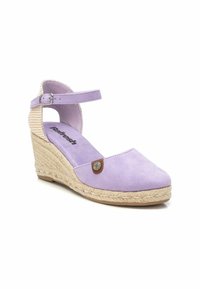 Zapato de cuña de ante morado con un tacón de textil trenzado, correa ajustable en el tobillo y una etiqueta de acento marrón con un logo. Diseño sólido y texturizado.