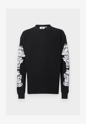 Μαύρο ριγωτό φούτερ με λευκά γραφικά πρόσωπα τυπωμένα κατά μήκος του αριστερού μανικιού. Κλασικό λαιμόκοψη και μακριά μανίκια.