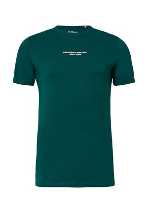 Ciemnozielony t-shirt z krótkim rękawem i okrągłym dekoltem z białym napisem "s.Oliver™ Unbound Since 1969" umieszczonym centralnie na klatce piersiowej.