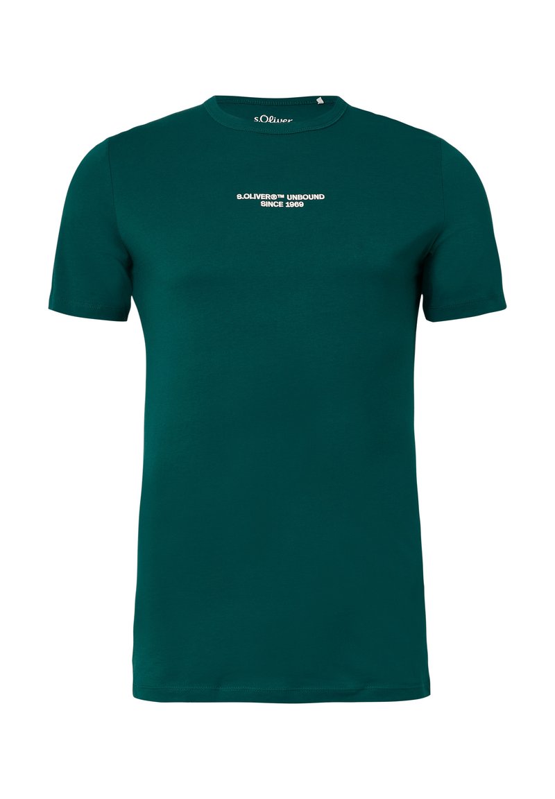 Ciemnozielony t-shirt z krótkim rękawem i okrągłym dekoltem z białym napisem "s.Oliver™ Unbound Since 1969" umieszczonym centralnie na klatce piersiowej.